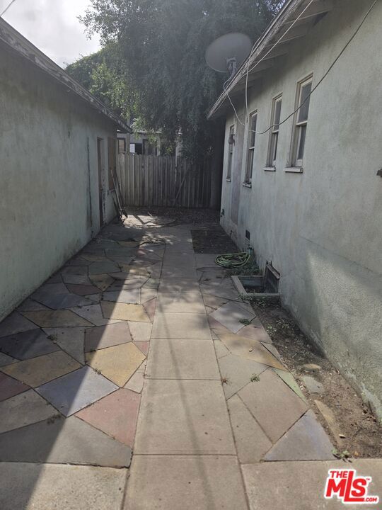 2220 S Bundy Drive Property Photo 15