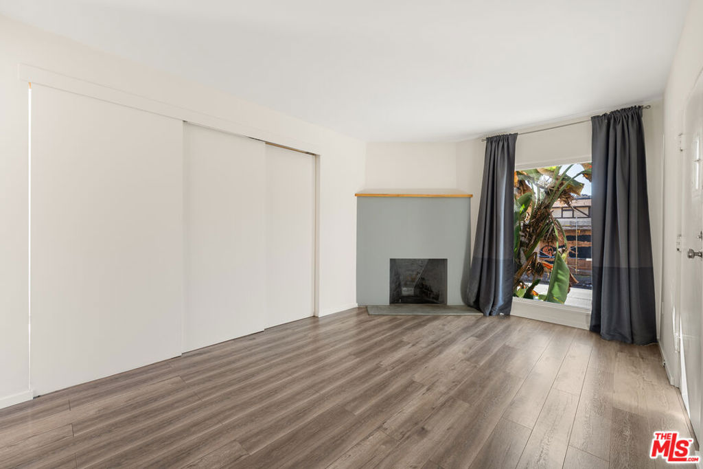 6915 De Longpre Avenue Property Photo 2