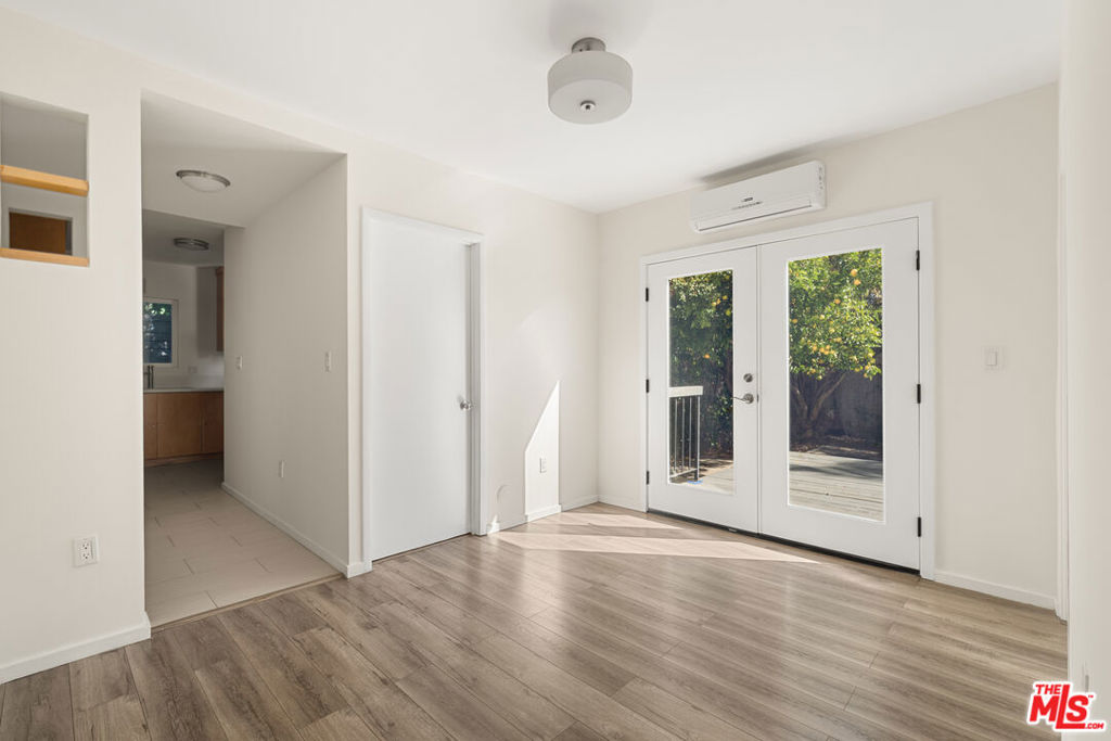 6915 De Longpre Avenue Property Photo 3