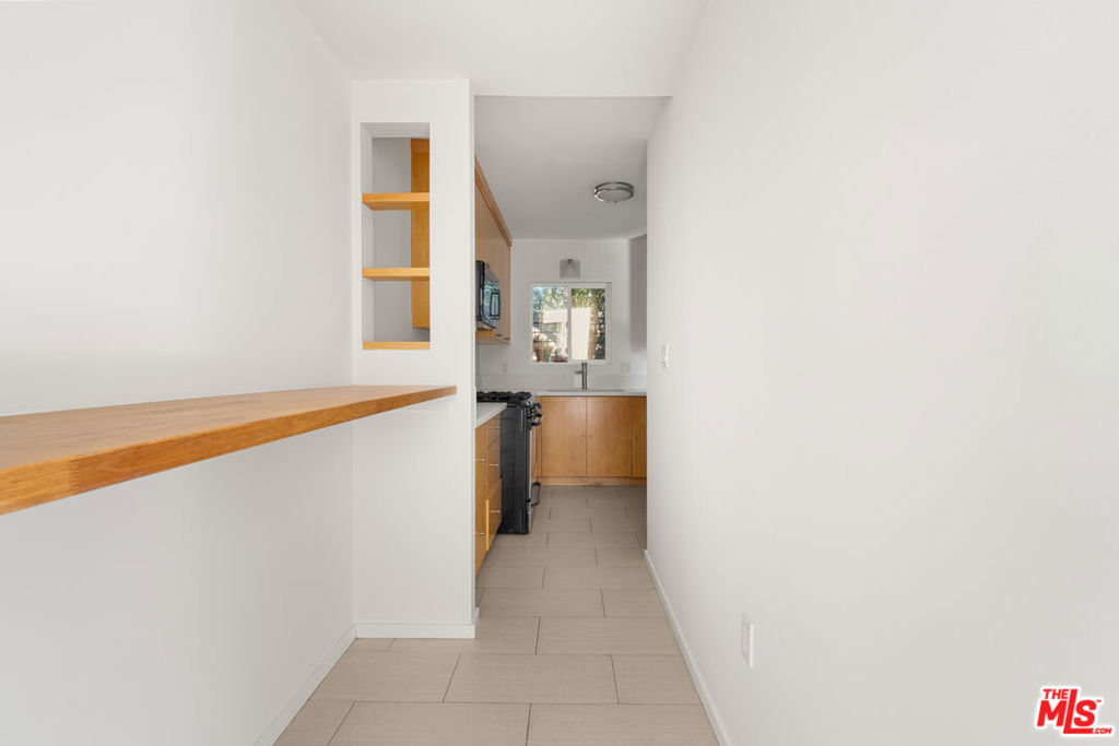 6915 De Longpre Avenue Property Photo 4