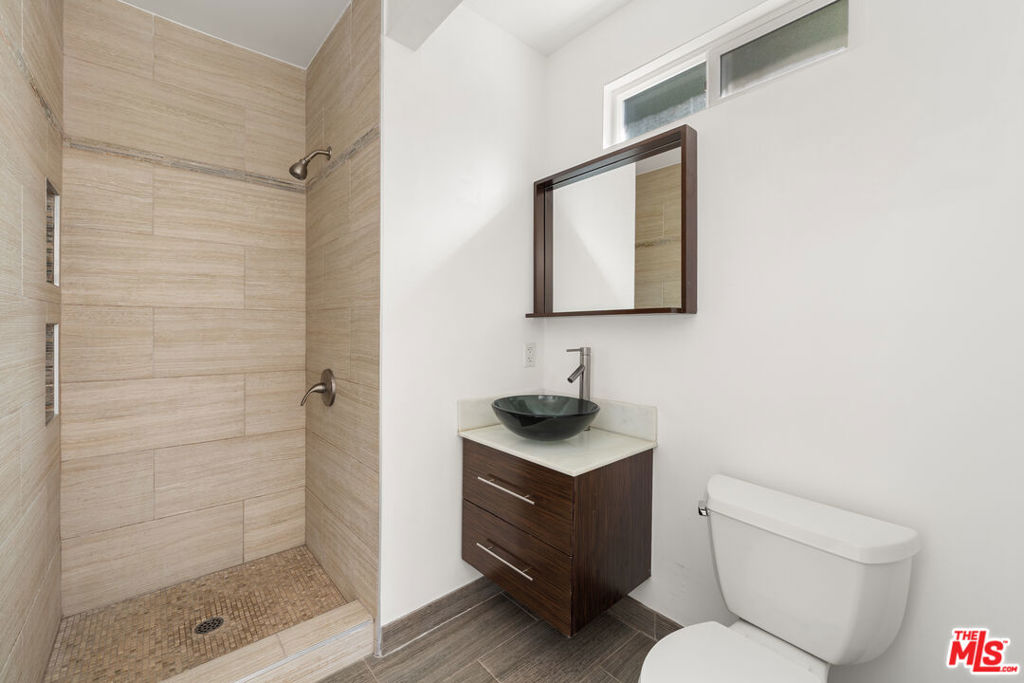 6915 De Longpre Avenue Property Photo 10