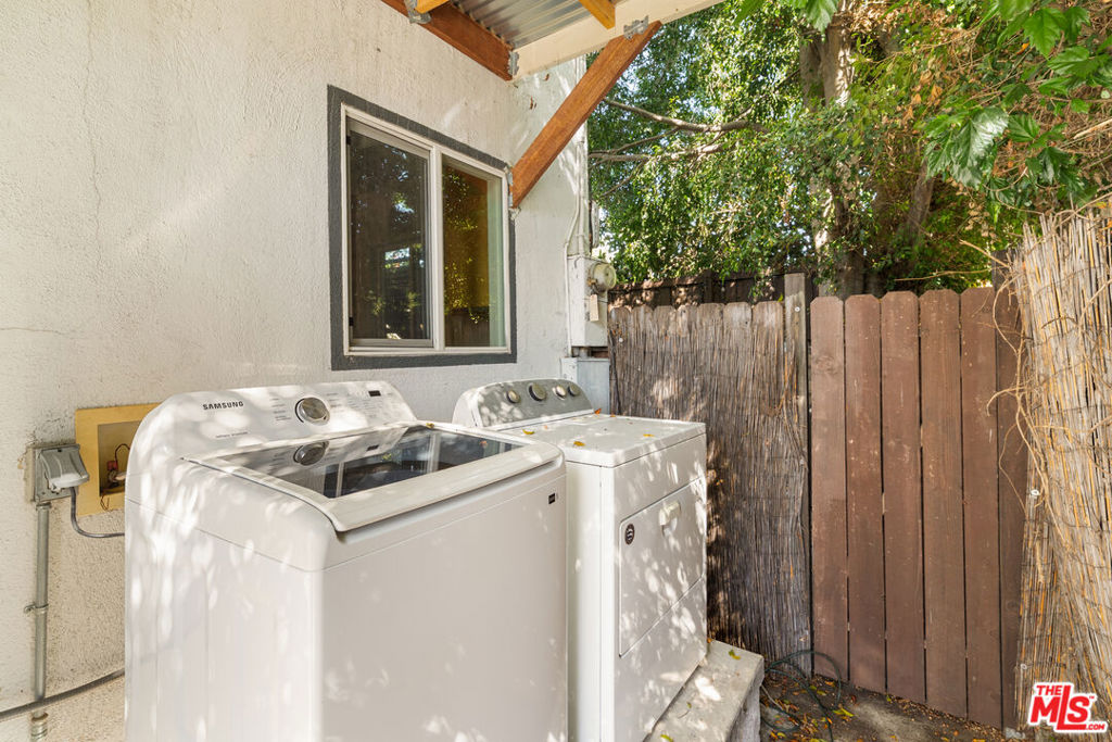 6915 De Longpre Avenue Property Photo 13