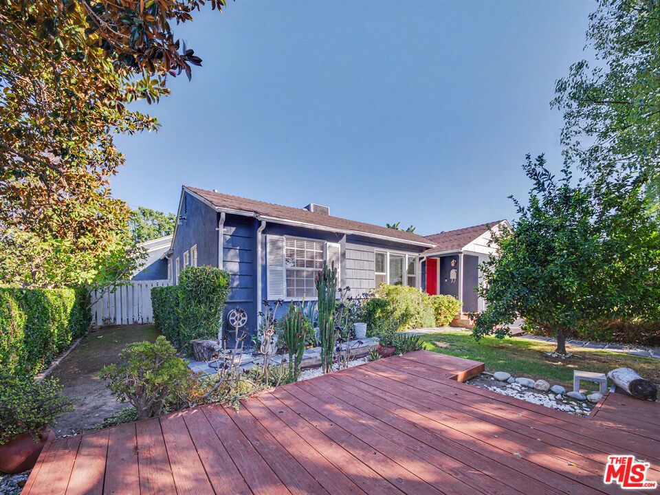 6218 Balcom Avenue Property Photo 2