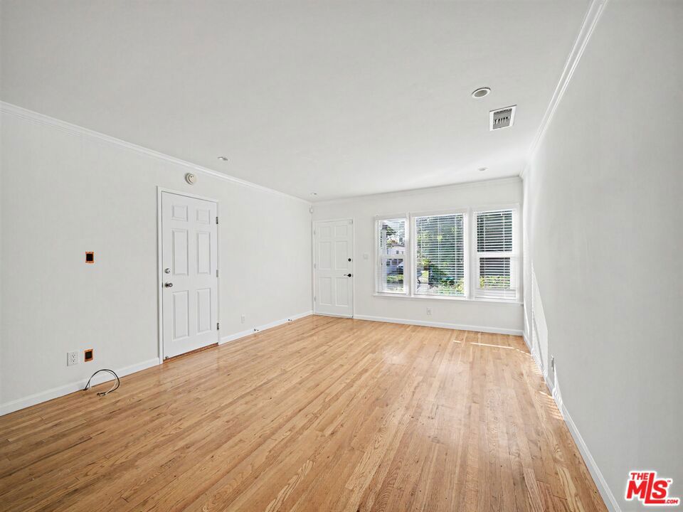 6218 Balcom Avenue Property Photo 7