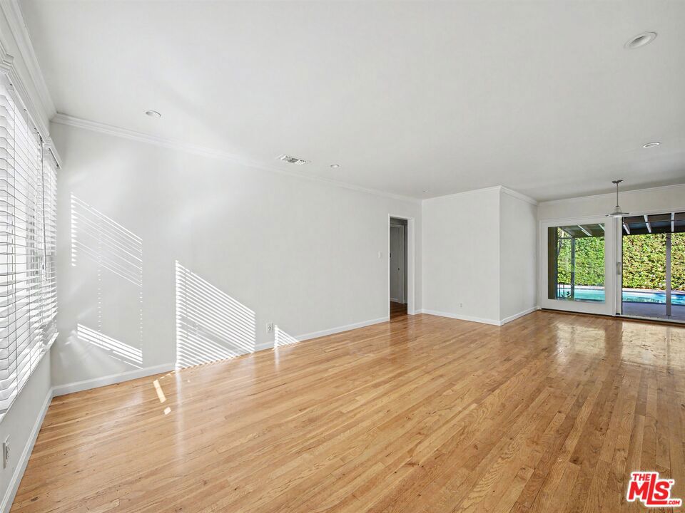 6218 Balcom Avenue Property Photo 8