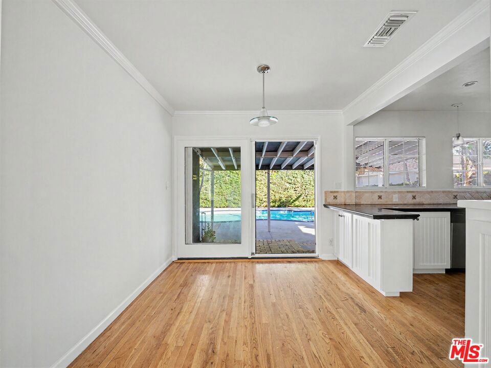6218 Balcom Avenue Property Photo 10
