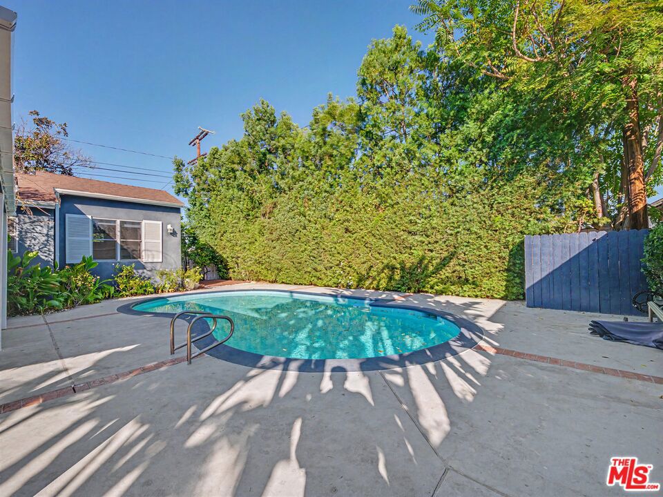 6218 Balcom Avenue Property Photo 12