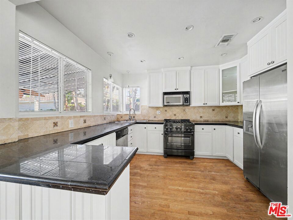 6218 Balcom Avenue Property Photo 15