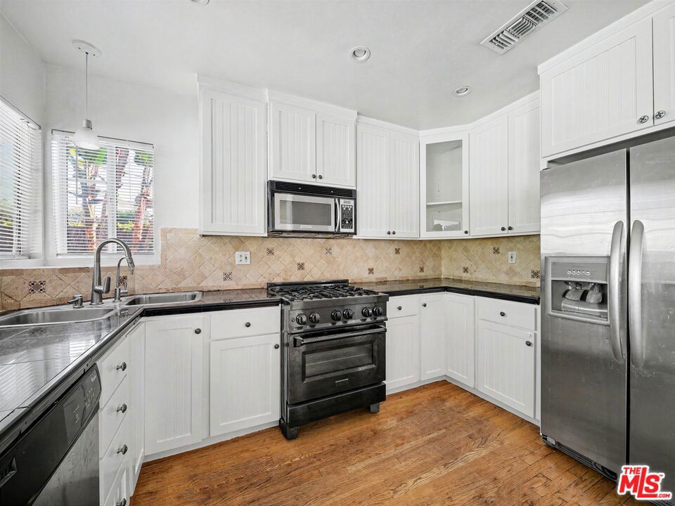 6218 Balcom Avenue Property Photo 16