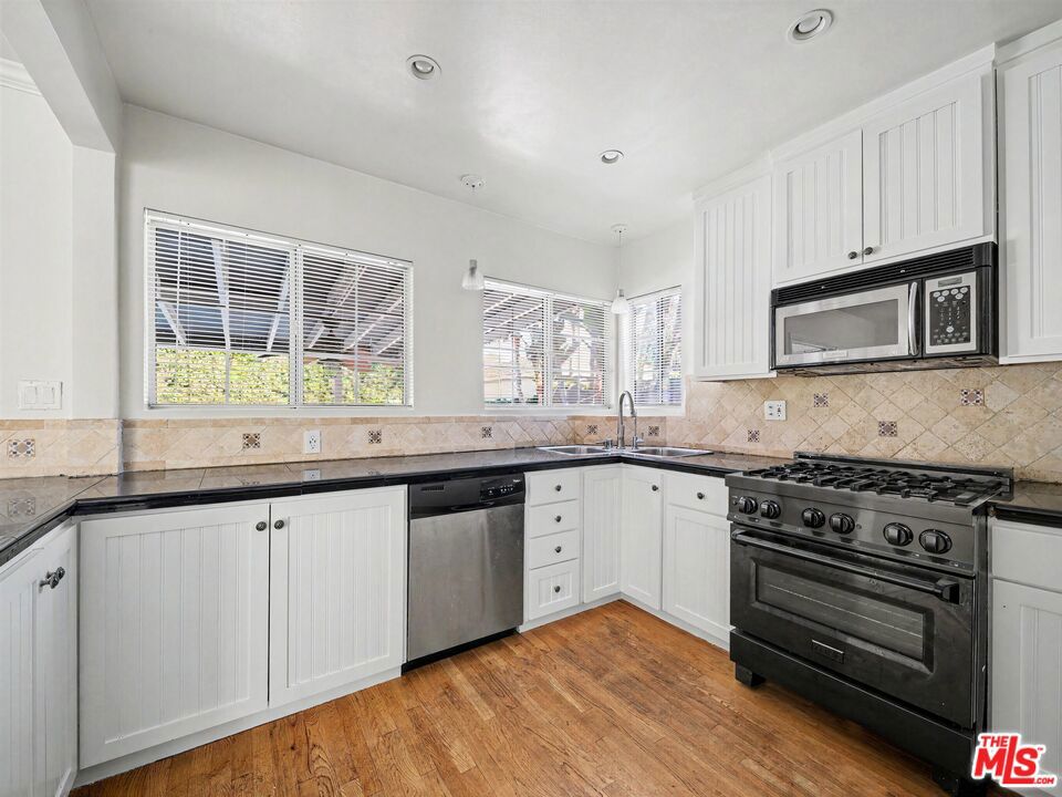 6218 Balcom Avenue Property Photo 17