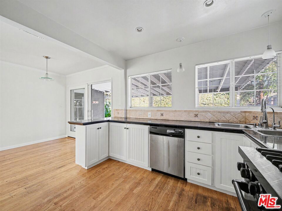 6218 Balcom Avenue Property Photo 18