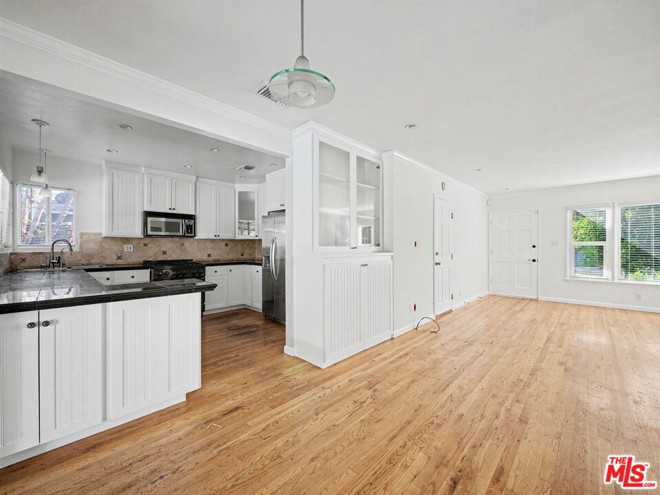 6218 Balcom Avenue Property Photo 19