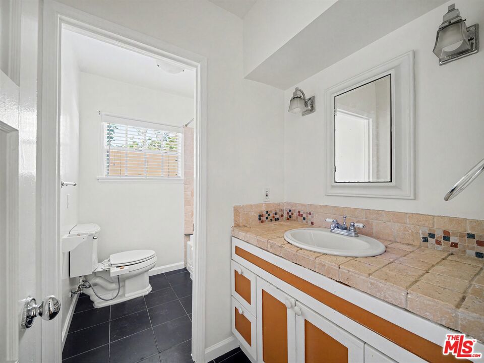 6218 Balcom Avenue Property Photo 24
