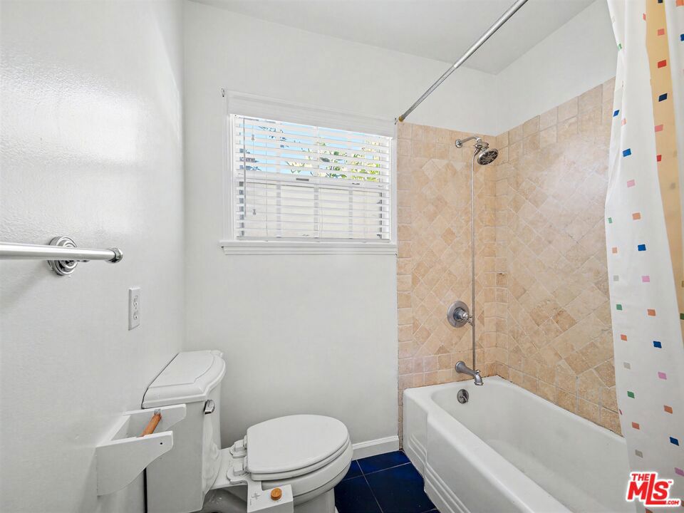 6218 Balcom Avenue Property Photo 25