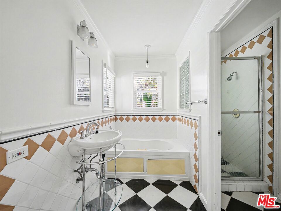 6218 Balcom Avenue Property Photo 32