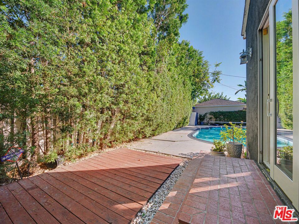 6218 Balcom Avenue Property Photo 35