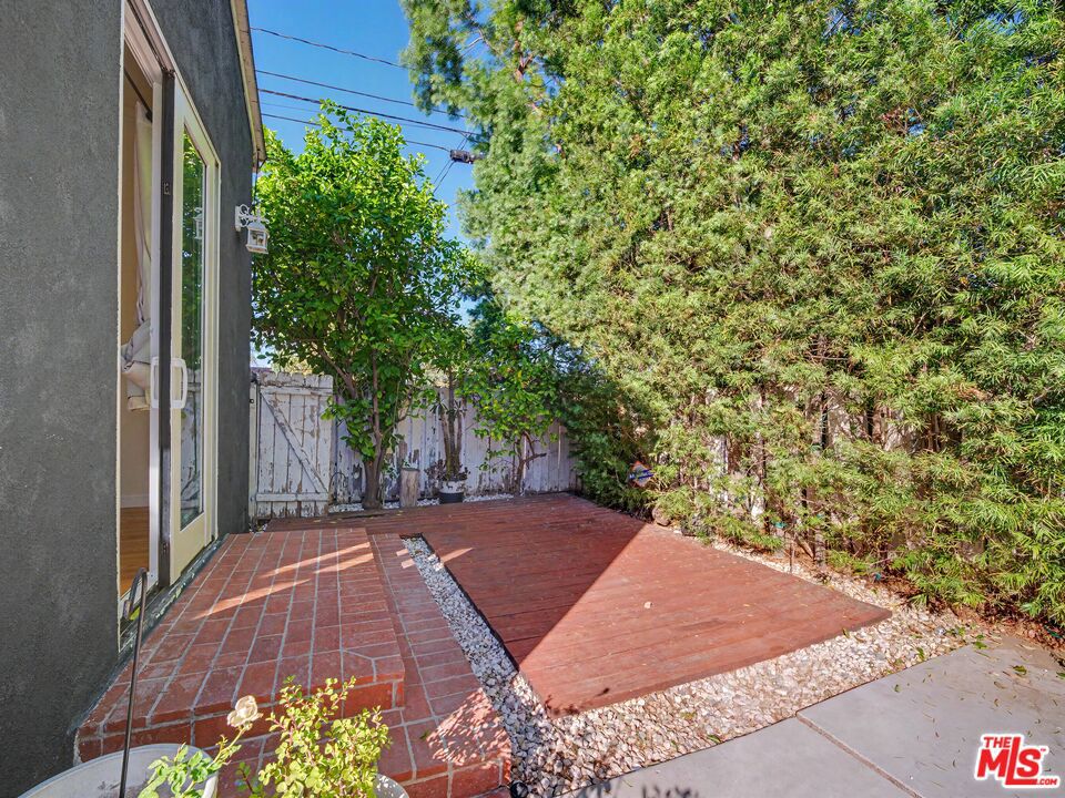 6218 Balcom Avenue Property Photo 36