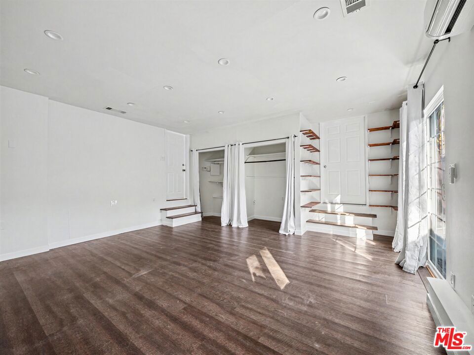 6218 Balcom Avenue Property Photo 43
