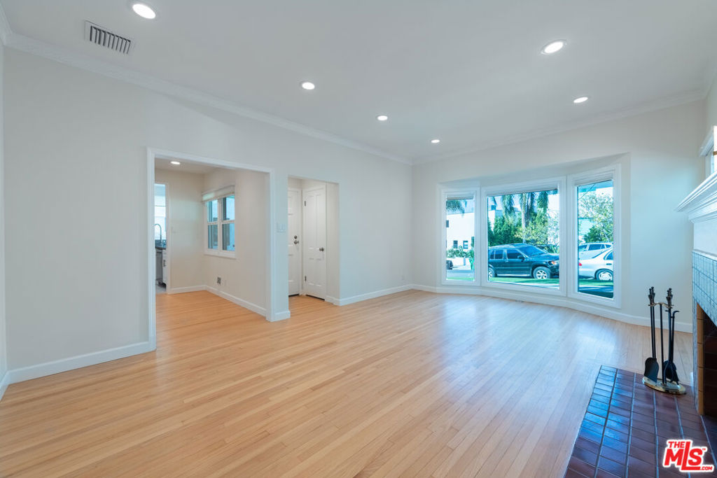 2828 Avenel Street Property Photo 6