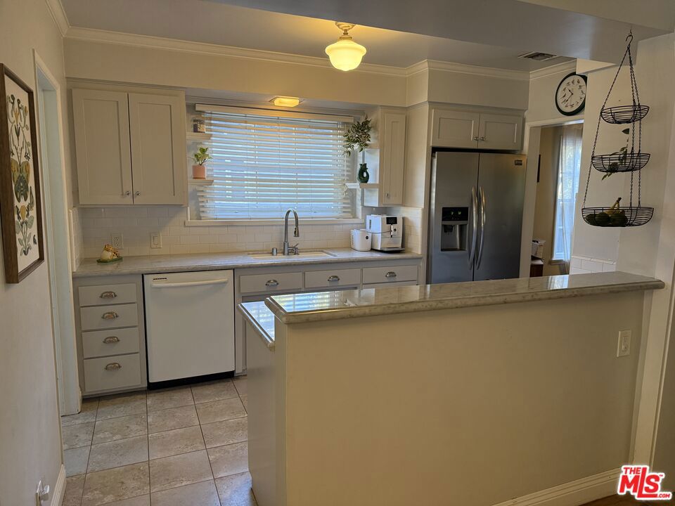 4225 Teesdale Avenue Property Photo 3
