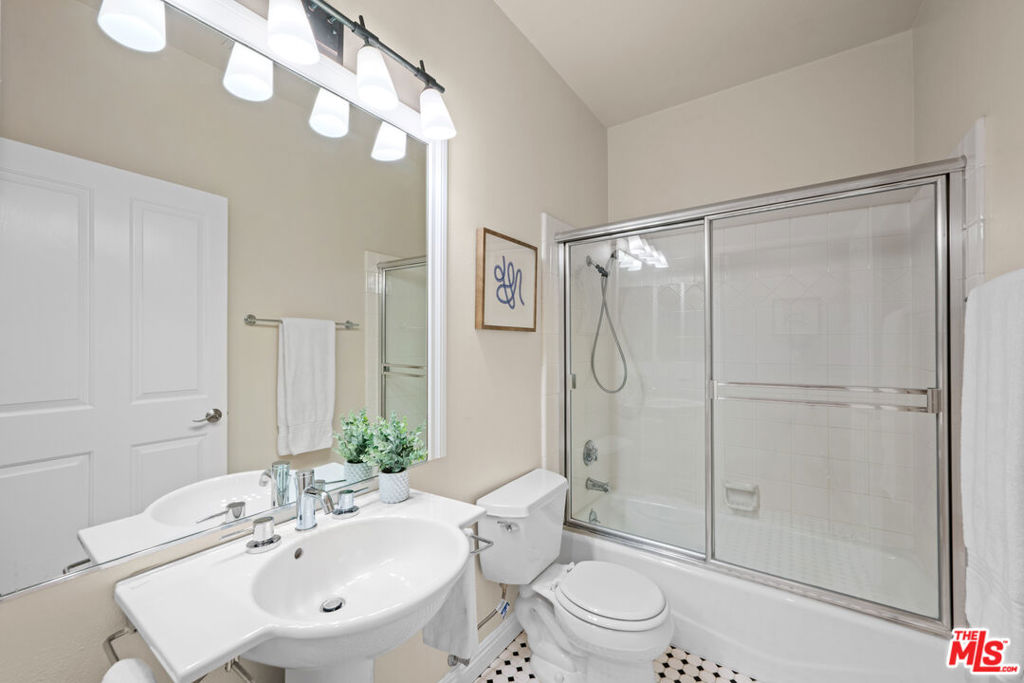 117 S Clark Drive 305 Property Photo 18