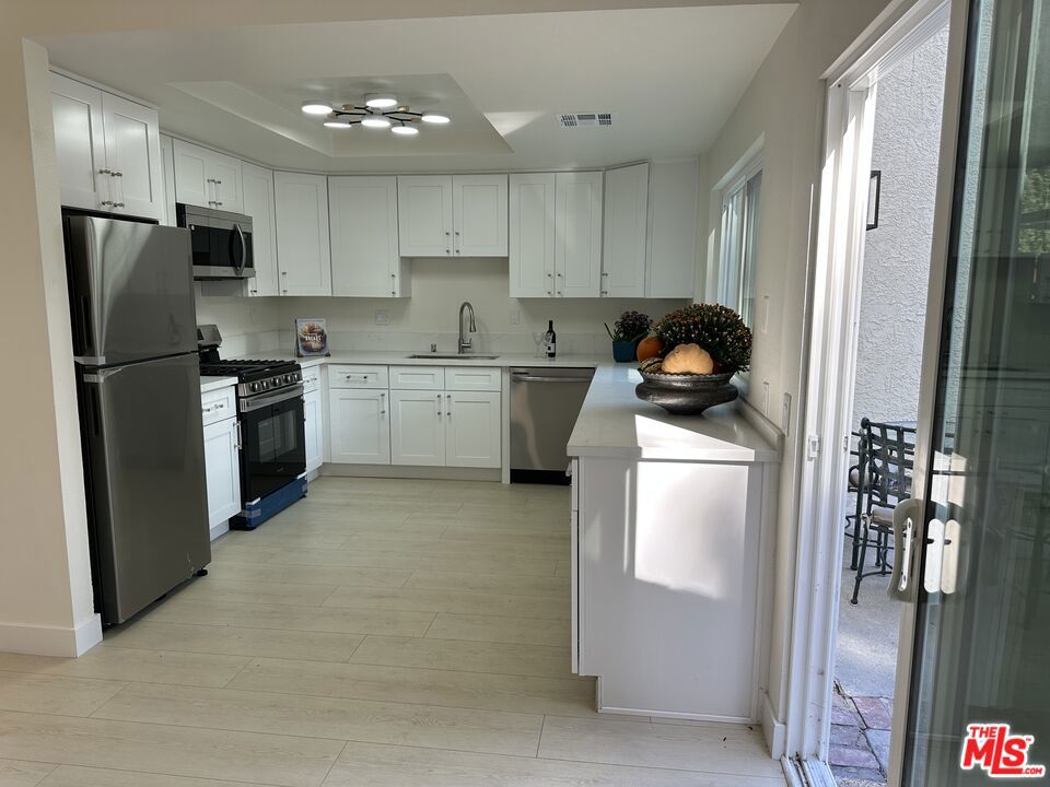 8723 1/2 Cedros Avenue 55 Property Photo 10