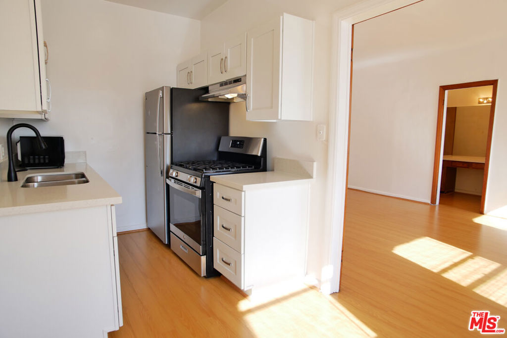 611 S Cloverdale Avenue 204 Property Photo 11