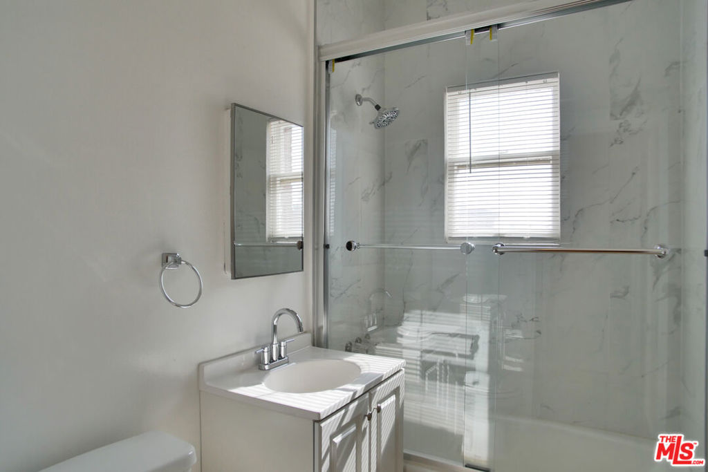 611 S Cloverdale Avenue 204 Property Photo 15