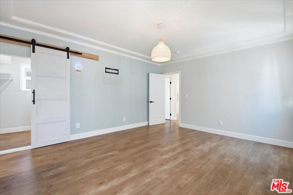 1135 W 81st Place Property Photo 19
