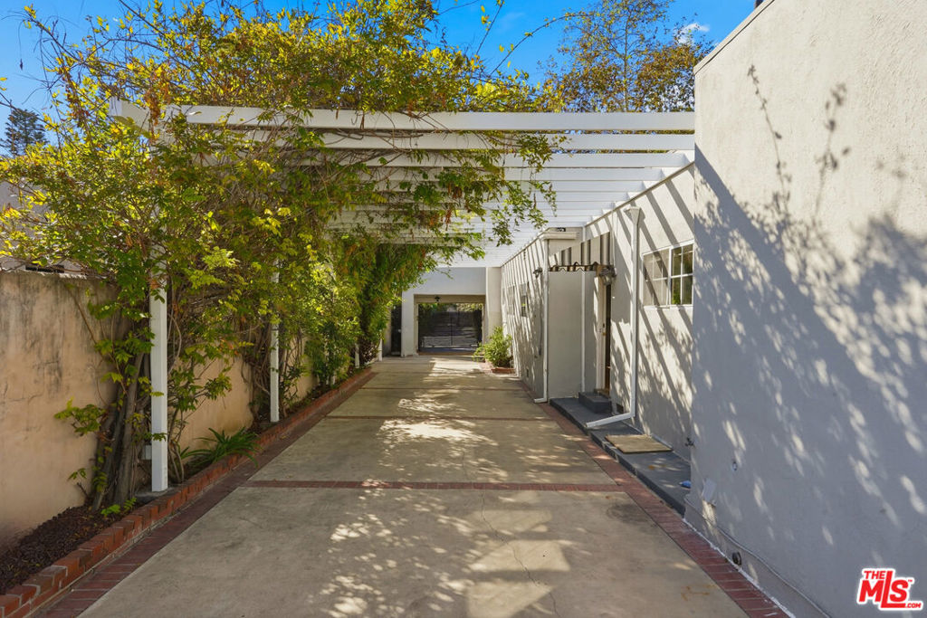 736 N Alta Vista Boulevard Property Photo 13