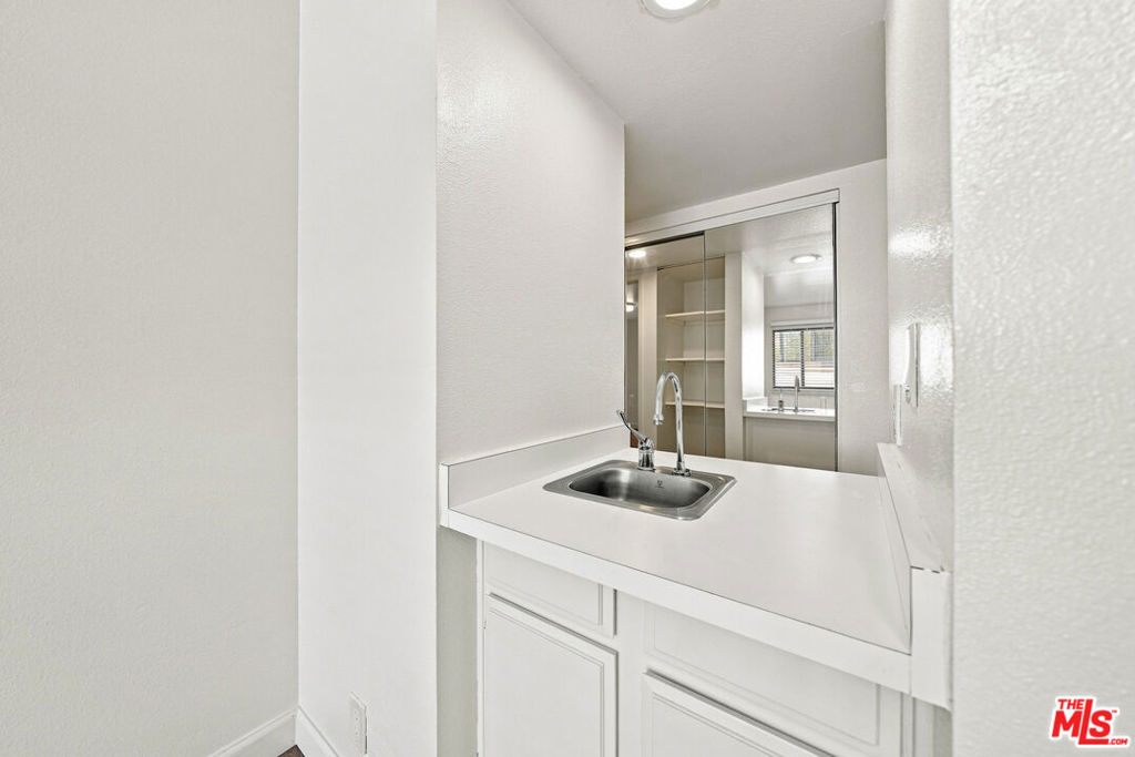 435 S Virgil Avenue 208 Property Photo 12