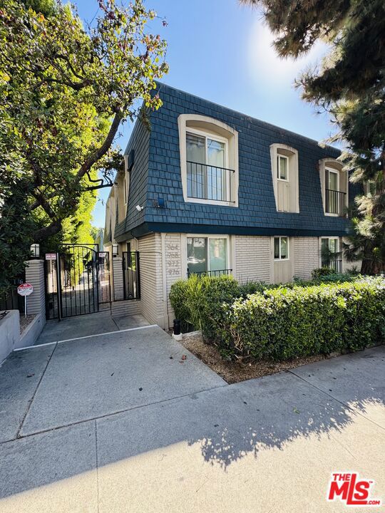 964 Larrabee Street 107 Property Photo 1