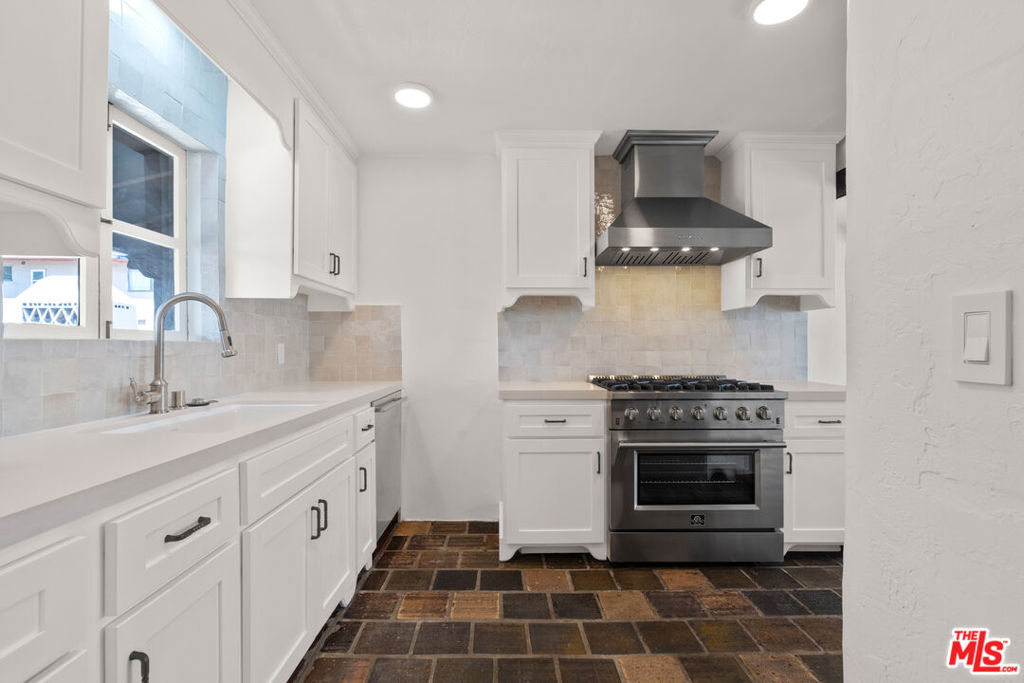 1302 N Harper Avenue Property Photo 11