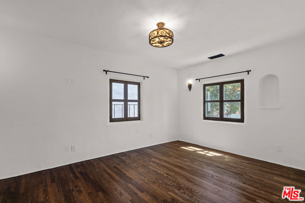 1302 N Harper Avenue Property Photo 17