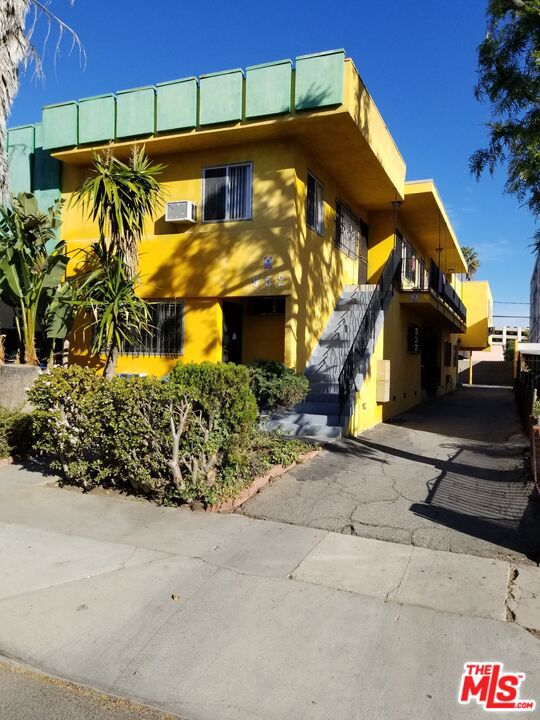 952 N Hudson Avenue Property Photo 1
