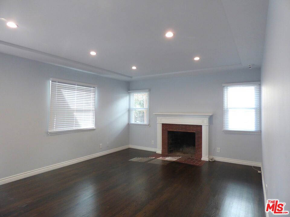 1844 S Barrington Avenue Property Photo 4