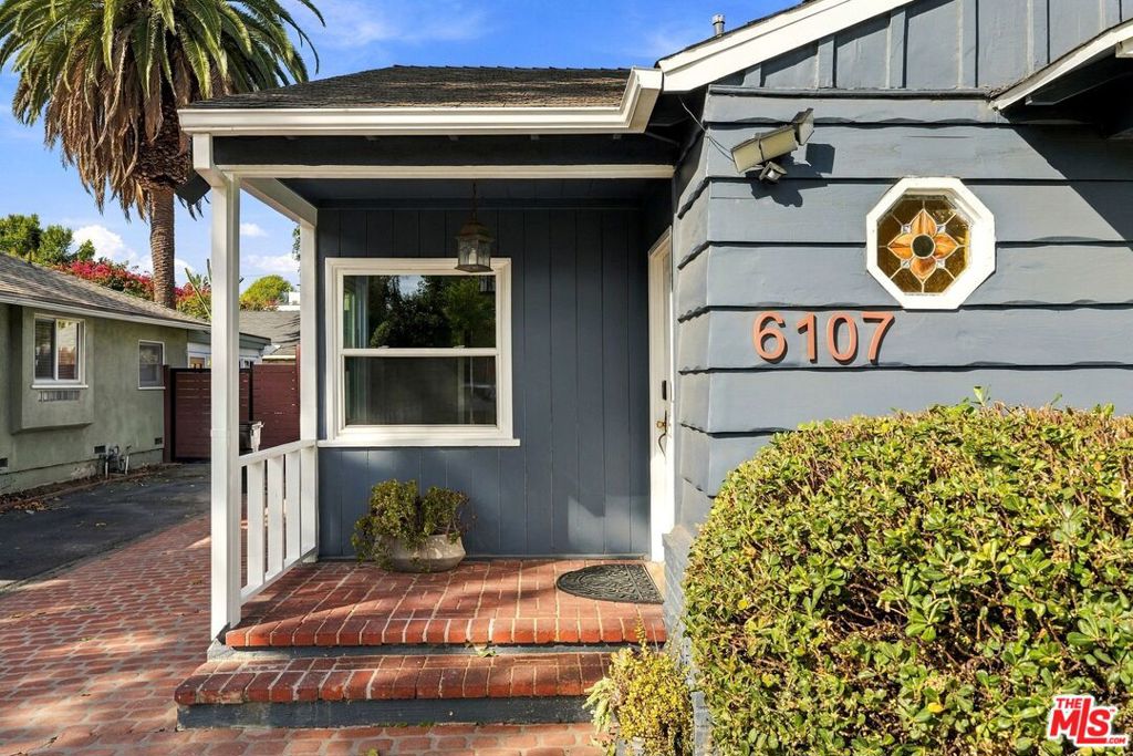6107 Longridge Avenue Property Photo 2