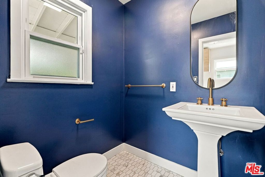 6107 Longridge Avenue Property Photo 8