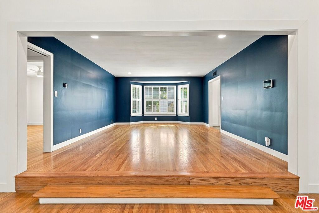 6107 Longridge Avenue Property Photo 10