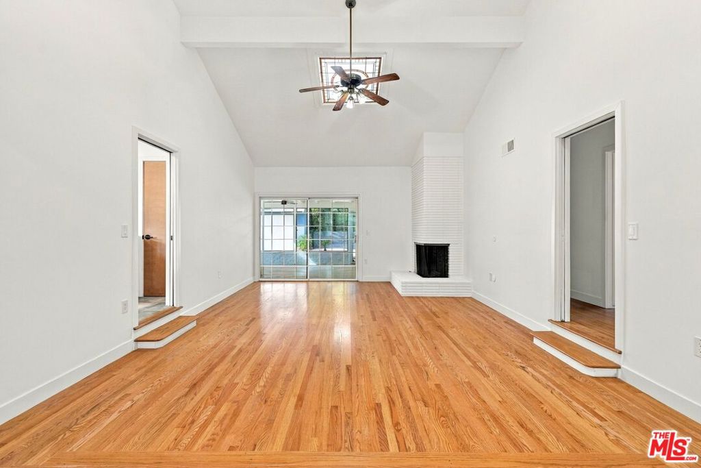 6107 Longridge Avenue Property Photo 12