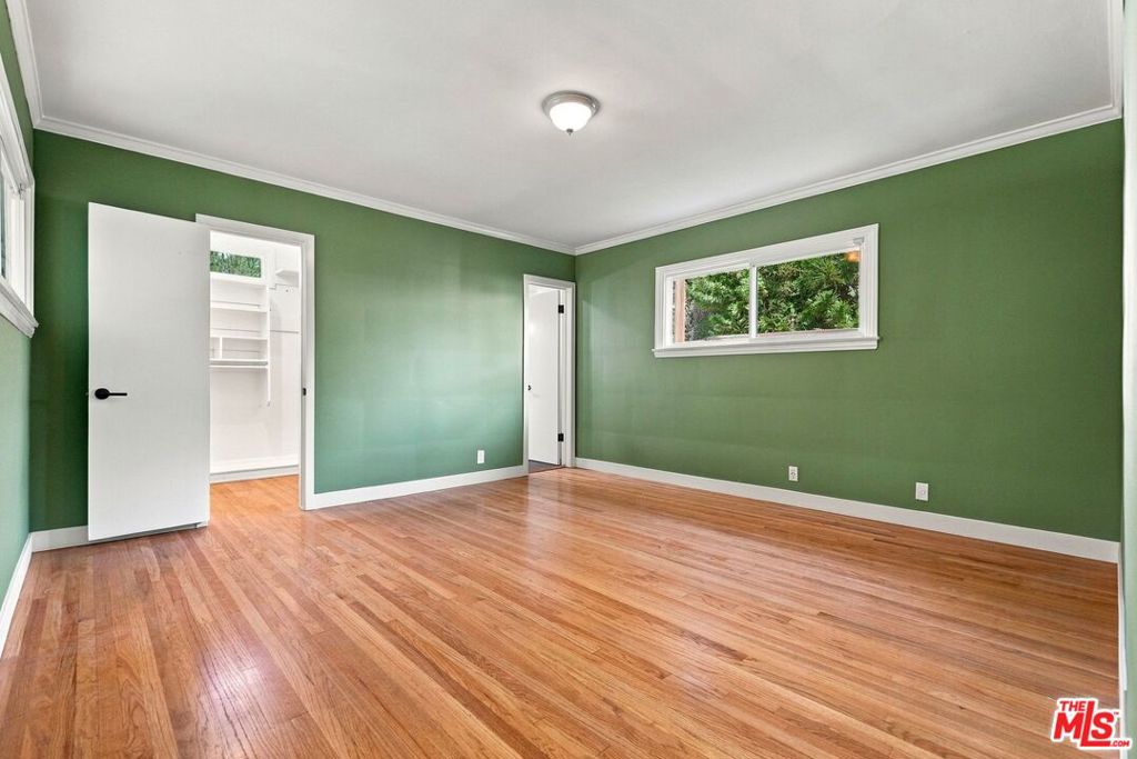 6107 Longridge Avenue Property Photo 15