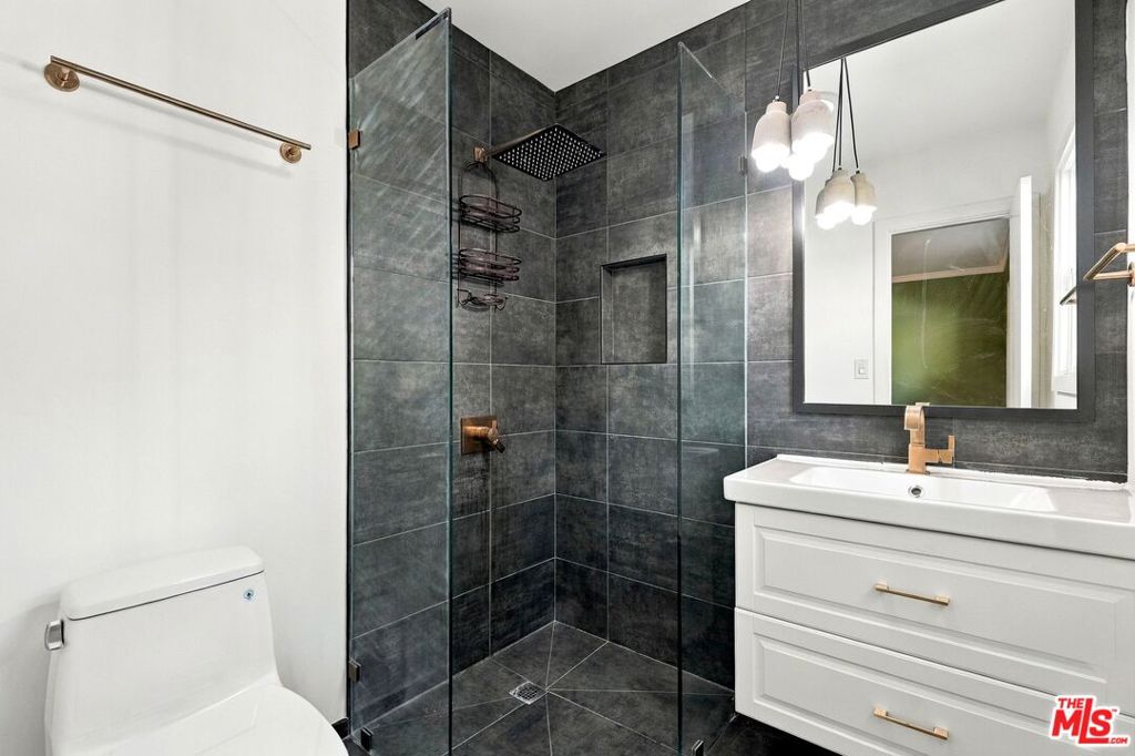6107 Longridge Avenue Property Photo 16