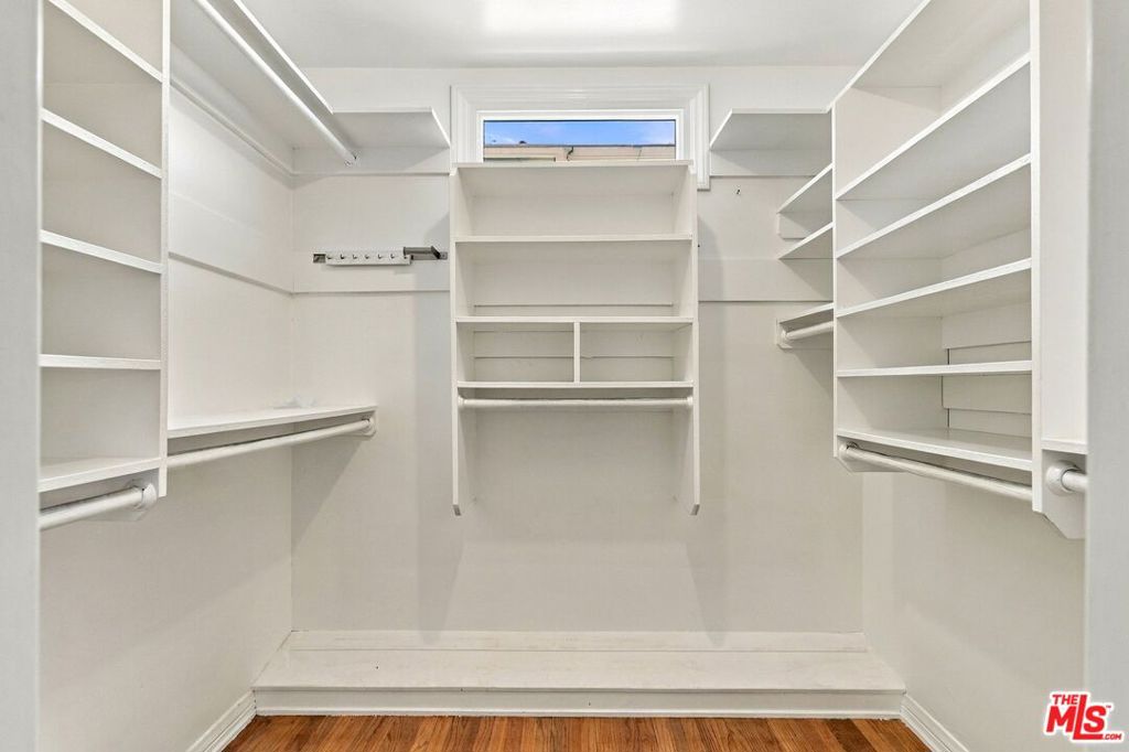 6107 Longridge Avenue Property Photo 17