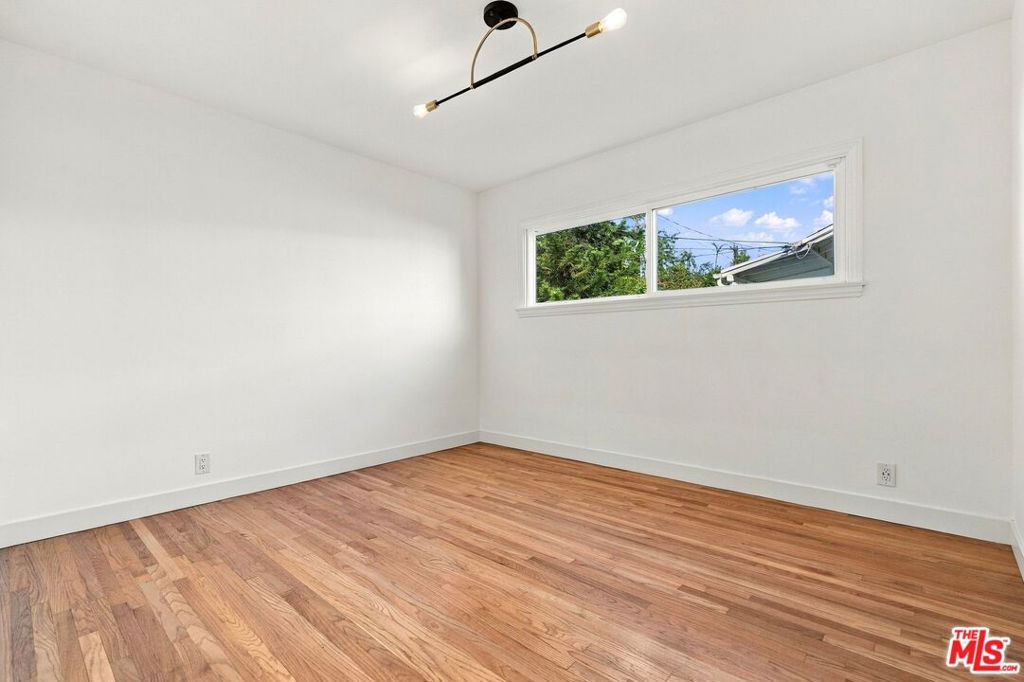 6107 Longridge Avenue Property Photo 21