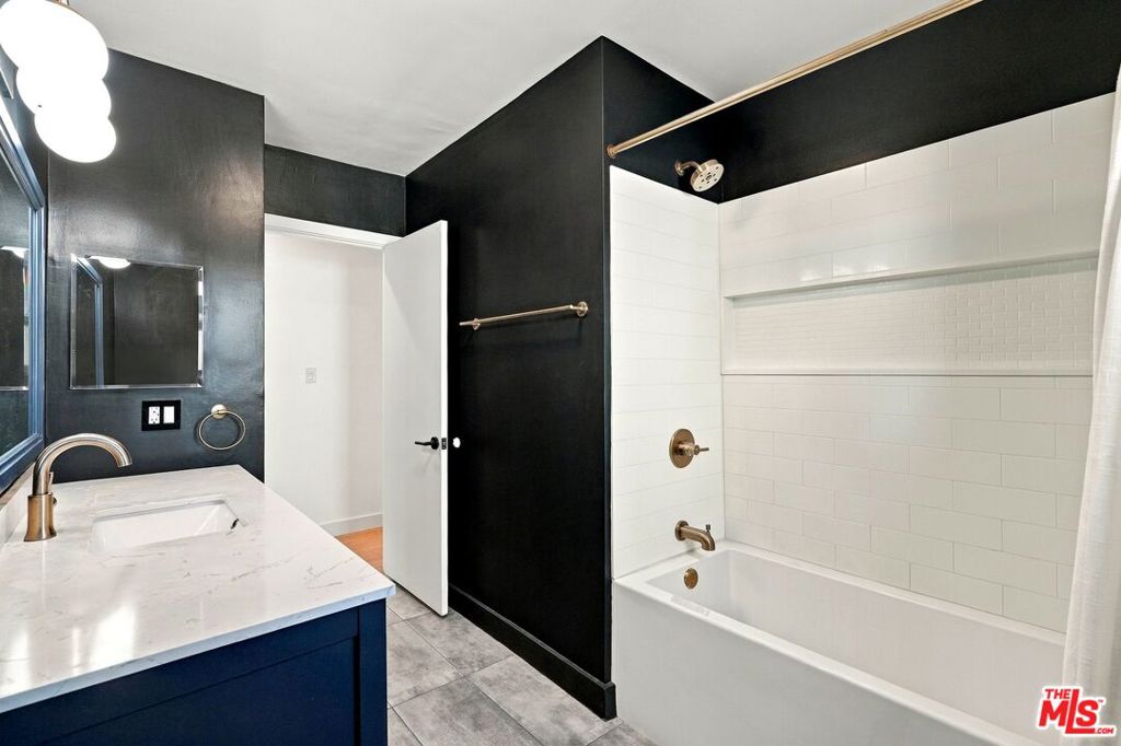 6107 Longridge Avenue Property Photo 23