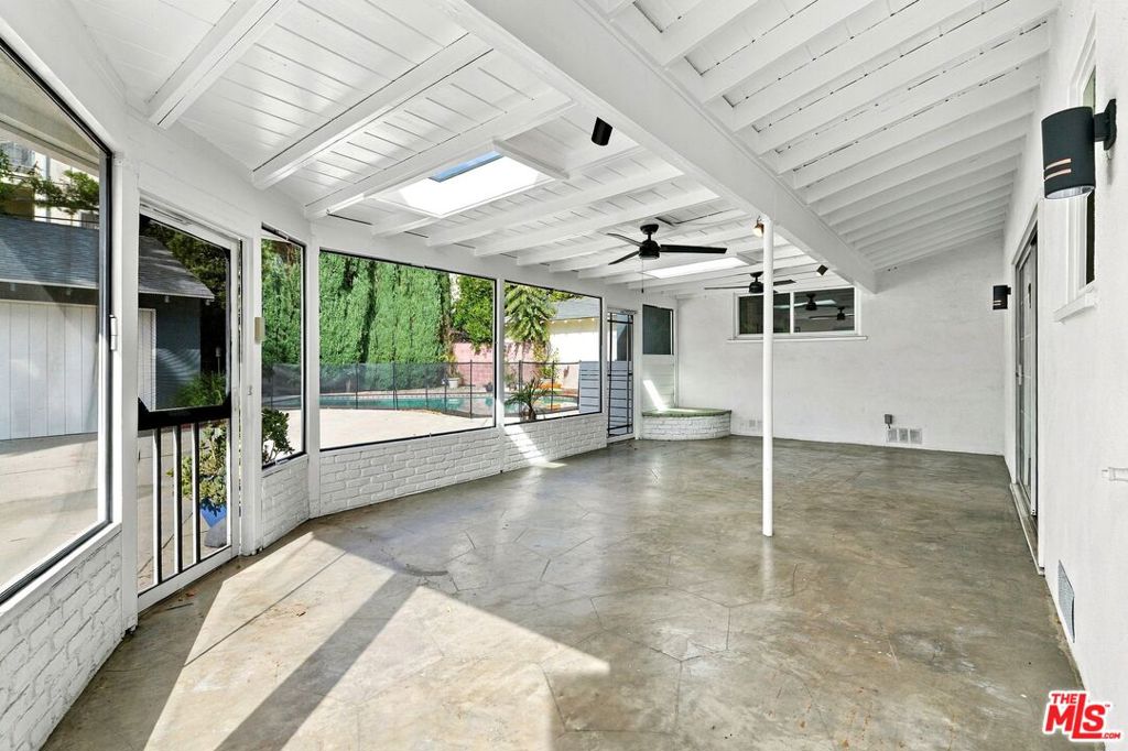 6107 Longridge Avenue Property Photo 25