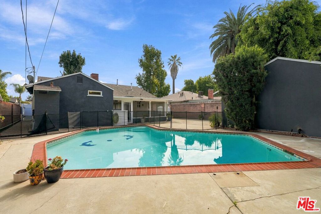 6107 Longridge Avenue Property Photo 27