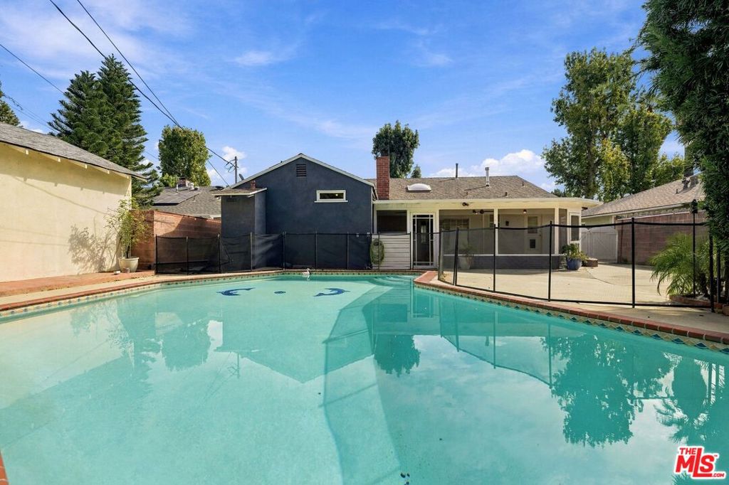 6107 Longridge Avenue Property Photo 28