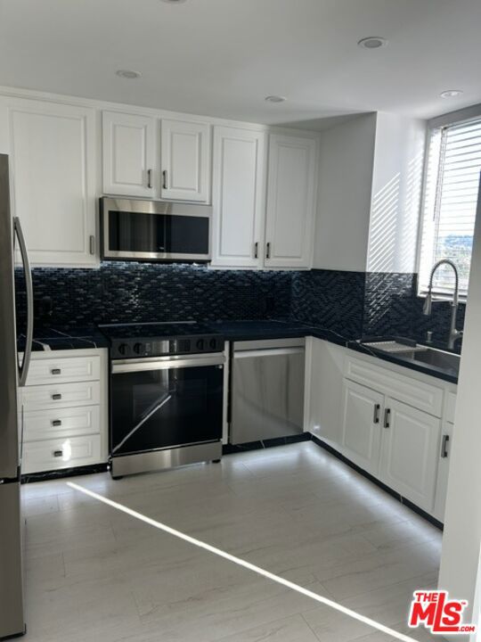 10747 Wilshire Boulevard 1206 Property Photo 3