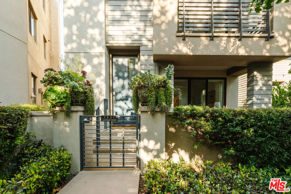 5837 N Lantern Court Property Photo 2